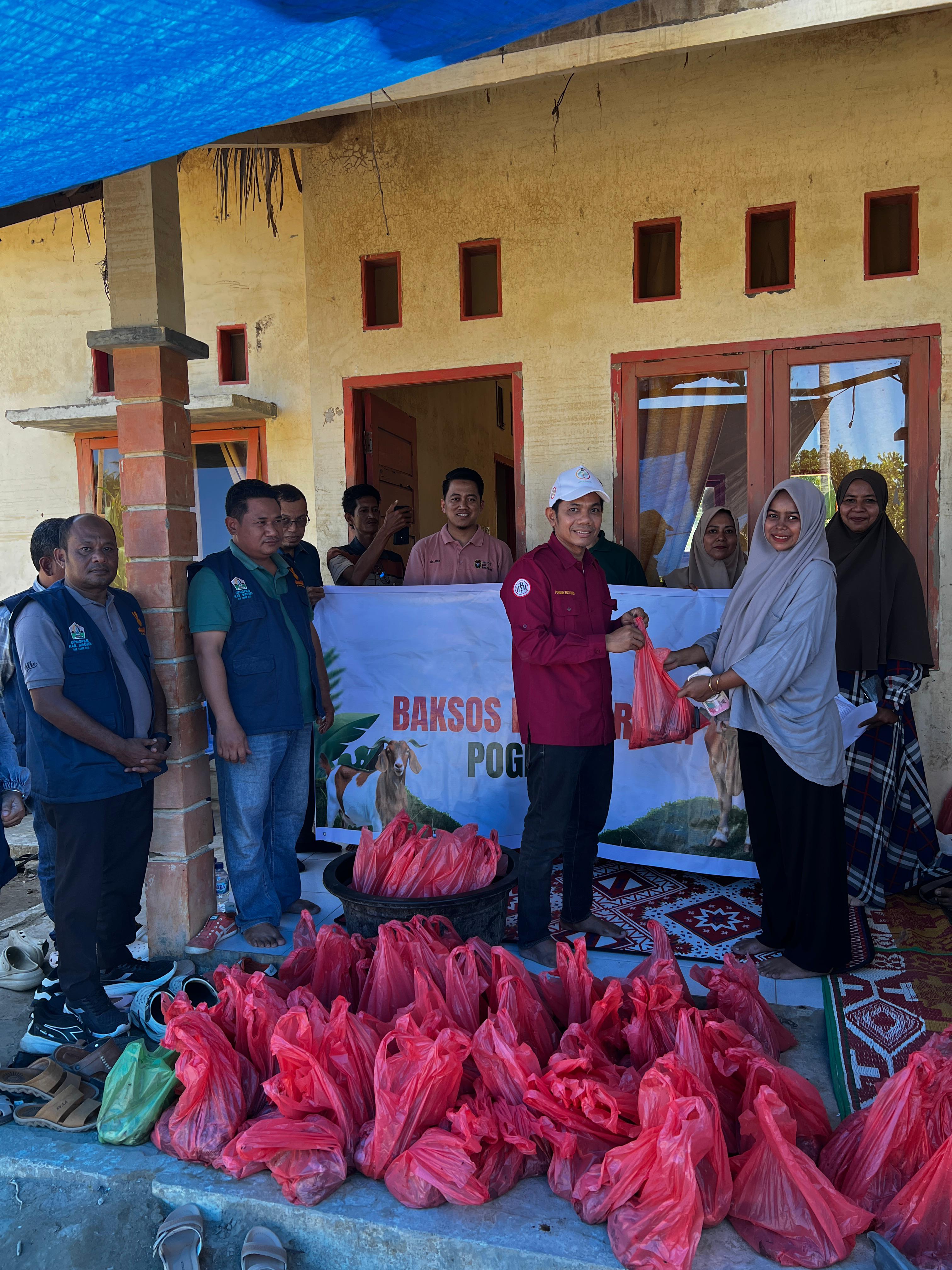 POGI Aceh Bagikan Daging Kurban Untuk Ibu Hamil dan Relawan Baksos di Bireuen
