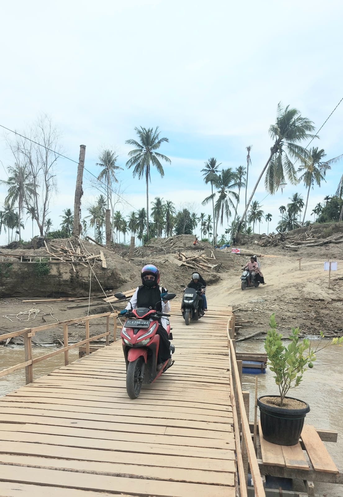 Setelah Rusak Diterjang Arus Deras, Jembatan Darurat “Kepala Hiu” Kembali Normal